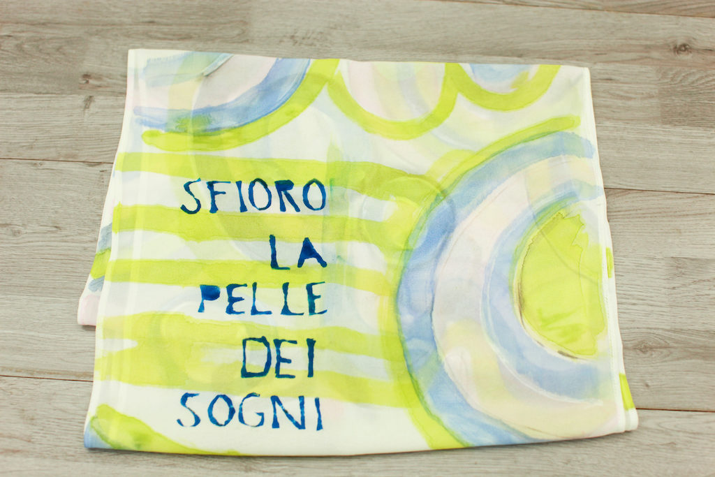 Foulard in seta dipinti a mano: scopri come ogni pezzo unico può ispirarti e motivarti quotidianamente con aforismi selezionati.