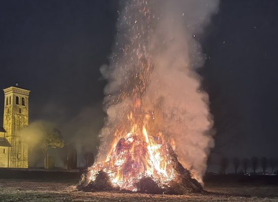 Scopri l'antica tradizione della foghera: fuoco, rinnovamento e comunità nelle celebrazioni Italiane