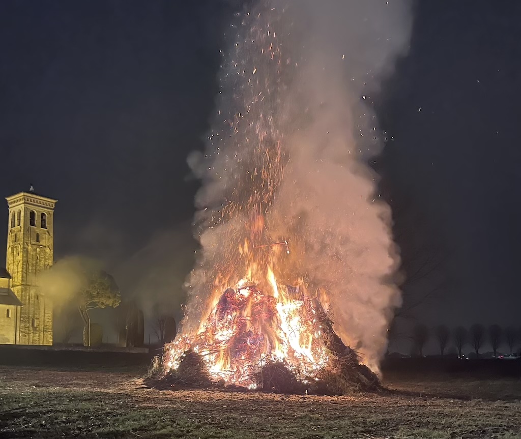Scopri l'antica tradizione della foghera: fuoco, rinnovamento e comunità nelle celebrazioni Italiane