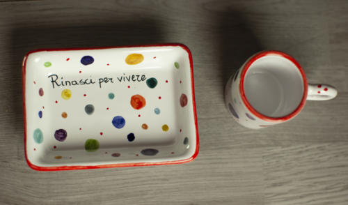 Tazzina e vassoio in ceramica dipinti a mano 